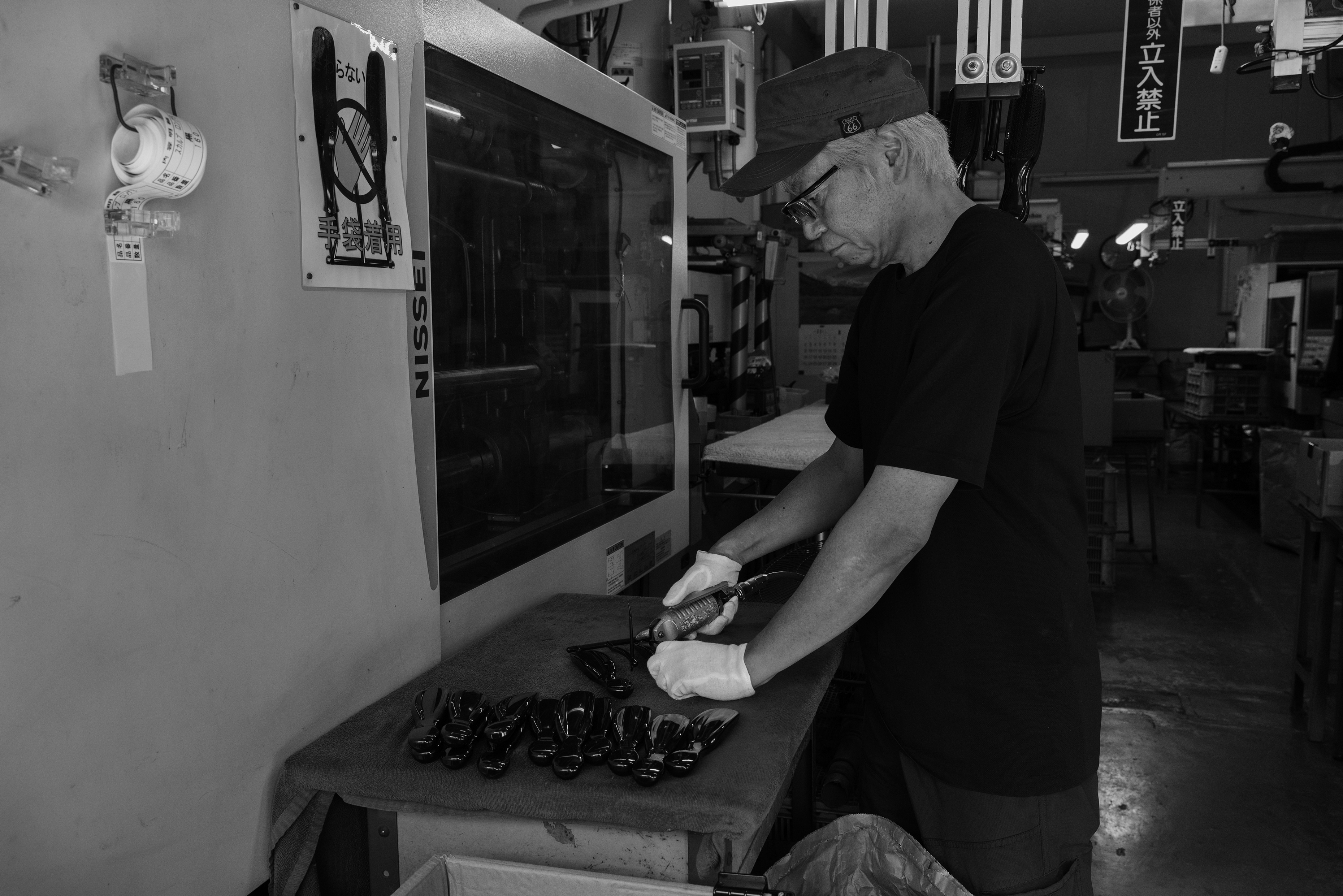 成型時のカット作業の様子